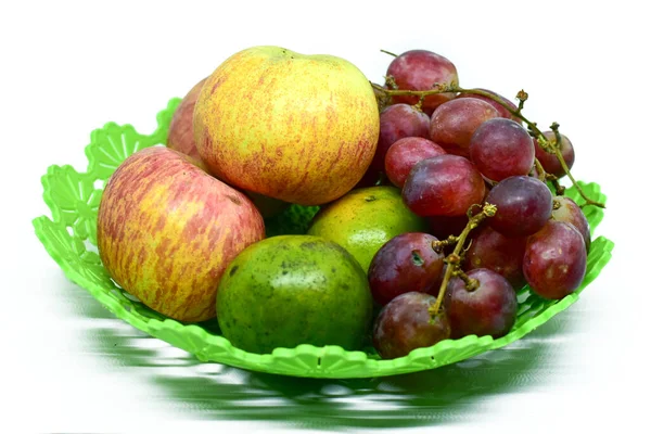 Frutas Frescas Suculentas Bandeja Plástico Isoladas Sobre Fundo Branco — Fotografia de Stock