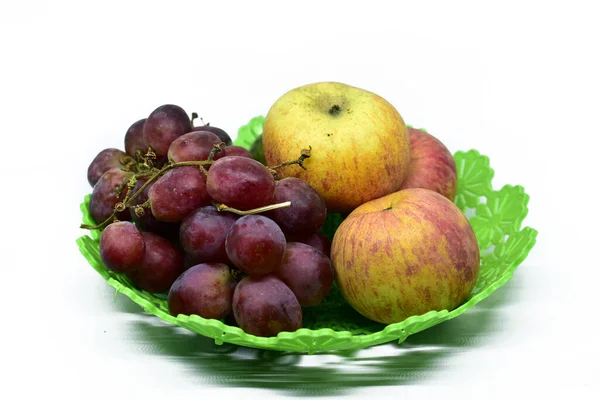 Frutas Frescas Suculentas Bandeja Plástico Isoladas Sobre Fundo Branco — Fotografia de Stock