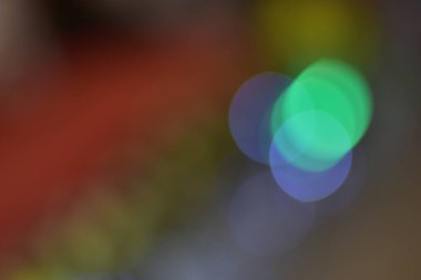 Gece vakti neon ışıklı renkli Bokeh, şehirde trafik lambalı hareket hareketi araba ön cam manzaralı, bulanık ışık arka planlı. Sürücü arabasıyla hızlı. Uzun pozlama.