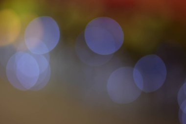 Gece vakti neon ışıklı renkli Bokeh, şehirde trafik lambalı hareket hareketi araba ön cam manzaralı, bulanık ışık arka planlı. Sürücü arabasıyla hızlı. Uzun pozlama.