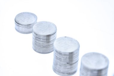 Gümüş para yığını yığını ve artan para grafiği beyaz arka planda klipsli yol ile izole edilmiş. Gelir, gelir, finans, yatırım, faiz ve tasarruf para kavramı, Endonezya rupisi.