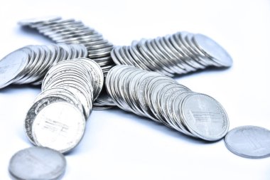 Beyaz arka planda izole edilmiş çeşitli Endonezya paraları