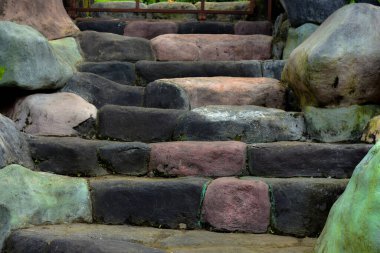 Kayaların çeşitli renklerde boyanma şekli