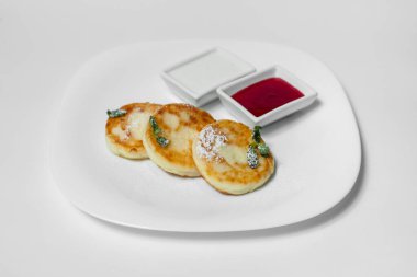 Beyaz arkaplanda Ukraynalı veya Rus peynirli kek