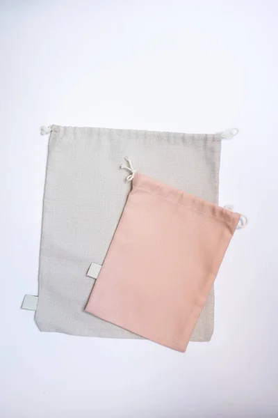 Beyaz arka planda pamuk geri dönüşümlü eko torbalar, üst görünüm