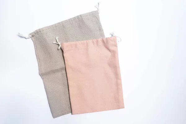 Beyaz arka planda pamuk geri dönüşümlü eko torbalar, üst görünüm