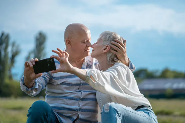 Mutlu yaşlı çiftler çıkıyor, selfie çekiyor ve dışarıda eğleniyorlar.