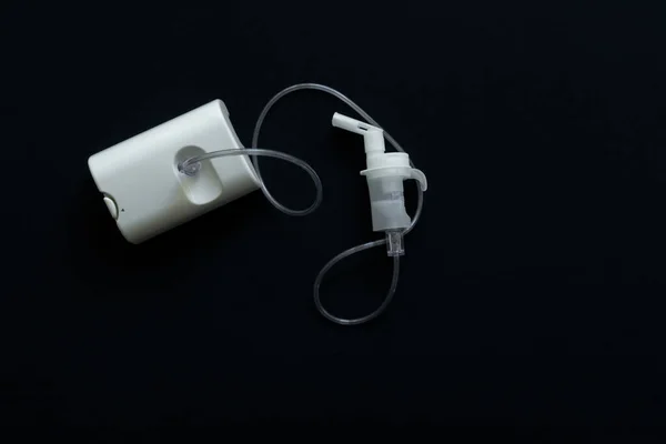 Siyah arkaplan üzerindeki nebulizer üst görünümü, astım tedavisi
