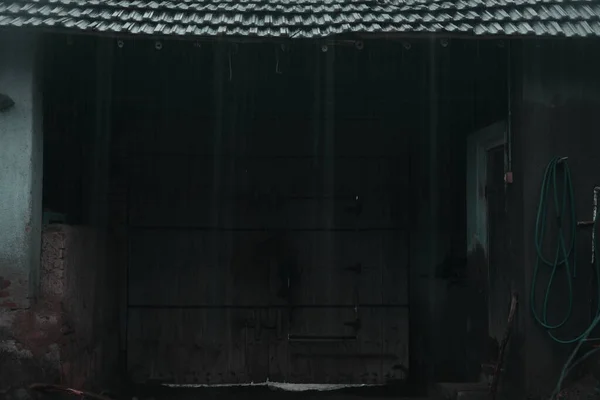 Orman evinde yağmur. güzel muson görüntüsü.