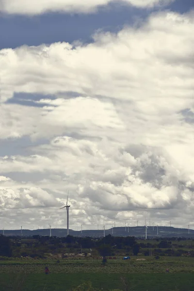 Türbinli rüzgar çiftliği, bulutlar, dağ manzarası .