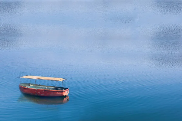 Úszó Csónak Víz Gyönyörű Természet Háttér — Stock Fotó