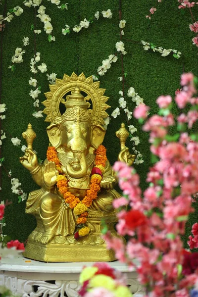 Dekoratif Lord Ganesha altın heykeli