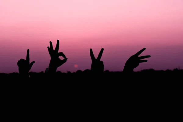 Gün batımına karşı ellerle yapılan aşk mektupları. .