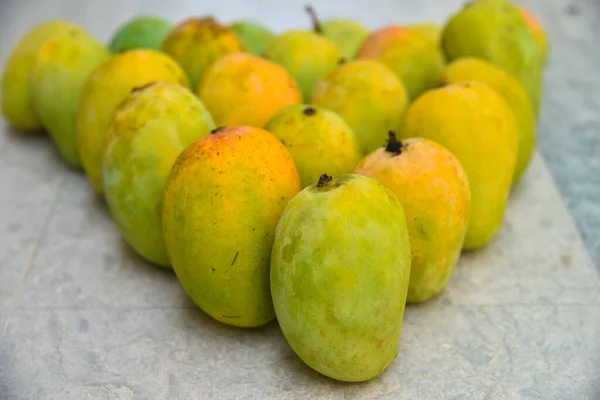 Mangos Puestos Forma Triángulo Cerca Fondo — Foto de Stock