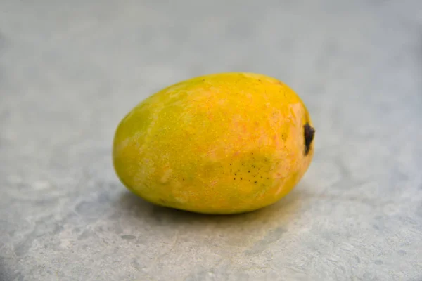 Doku arka planında bir mango meyvesi