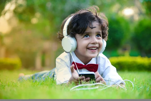 Piękny Modny Chłopiec Słuchanie Muzyki Słuchawce Smartfona — Zdjęcie stockowe