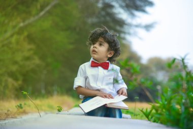 Genç bir çocuğun portresi. Oldukça ciddi ve ilginç görünüyor..