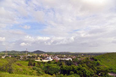 Gökyüzünün altında dağ ve yeşilliklerle çevrili bir Hint köyü. yeşillik kavramı arkaplanı .