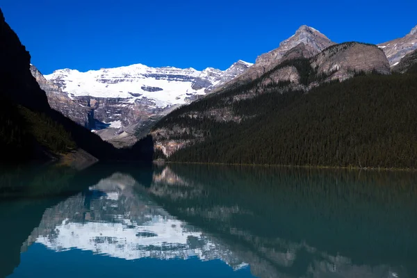 Vistas Panorámicas Del Lago Louise Con Montañas Fondo Parque Nacional —  Fotos de Stock