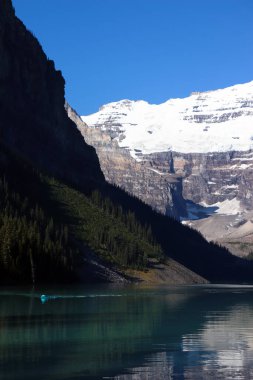 Kanada 'da göl ve dağ manzarası. Seyahat ve Hd duvar kağıtları kavramı.