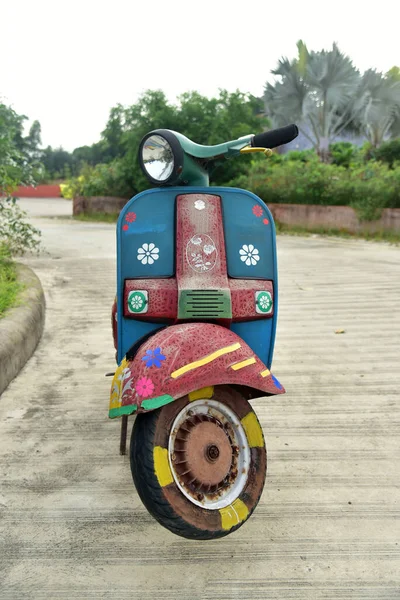 Klasik dekoratif boyalı scooter. Yakın plan..