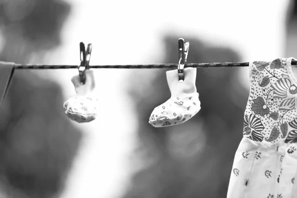 Çamaşır ipinde asılı bebek çorapları. Açık hava kavramı .