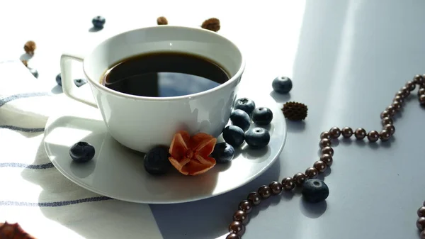 Утренняя чашка кофе с черникой — стоковое фото