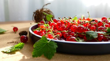 Masada frenk üzümü, aroma çayı, vejetaryen yemeği, lezzetli taze çilek.