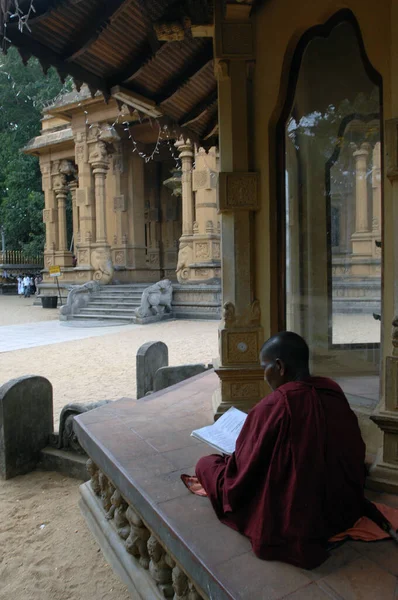 ケリアニヤ寺院の僧侶スリランカ — ストック写真