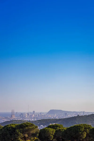 Modrá Obloha Středomořské Krajině Městem Barcelona Pozadí — Stock fotografie