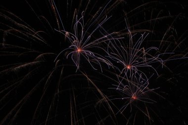 Gece gökyüzünde güzel renkli havai fişekler, gece gökyüzünde havai fişekler. Noel için dekorasyon, yeni yıl, sevgililer günü kutlaması, tatil .