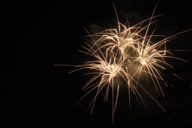 Gece gökyüzünde güzel renkli havai fişekler, gece gökyüzünde havai fişekler. Noel için dekorasyon, yeni yıl, sevgililer günü kutlaması, tatil .