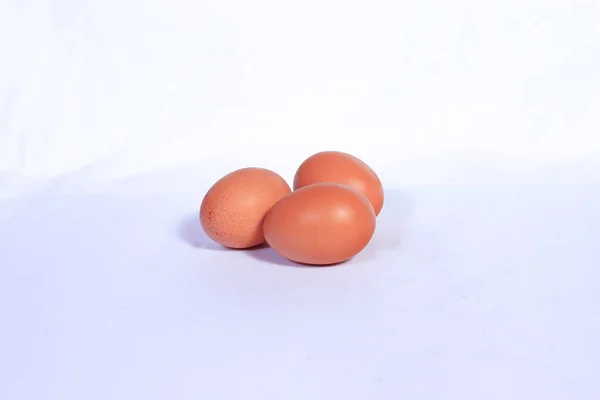 三个鸡蛋在白色背景上被分离出来 主题性食物 — 图库照片