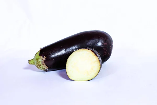 Hela Och Halverade Färska Äggplantor Vit Bakgrund Aubergine Tema Mat — Stockfoto