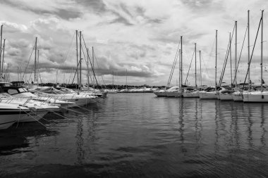 Yatı, teknesi ve mavi gökyüzü olan liman manzarası. Tatil, deniz, Hırvat, duvar kağıdı