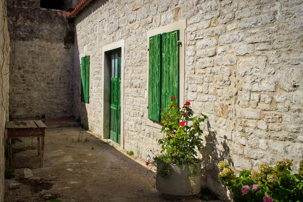 Casco Antiguo Croacia Edificio Piedra Puerta Verde Tema Fondo Pantalla —  Fotos de Stock