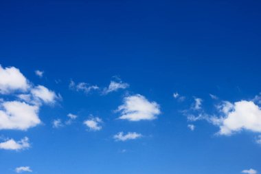 Beyaz bulutlu parlak mavi gökyüzü, yaz güneşli gün, cennet, temalı duvar kağıdı