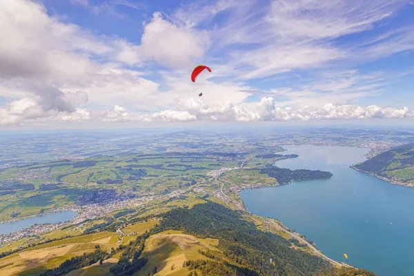 Zugersee Gölü üzerindeki Paraglider Rigi Dağı, Lucerne, İsviçre 'den görüldü..
