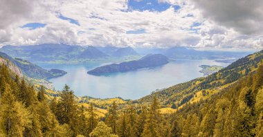 Rigi Kaltbad 'dan Burgenstock, Buochserhorn, Stanserhorn ve Lucerne Gölü (Vierwaldstattersee) panoramik manzara. Lucerne, İsviçre