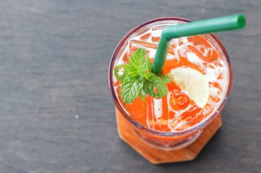 Yazın taze limonlu çay, soğuk içecek.