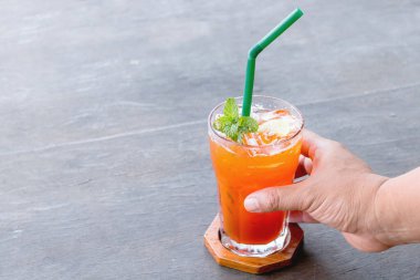 Yazın taze limonlu çay, soğuk içecek.