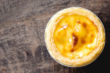 Tahtadaki yumurtalı tart nefis bir tatlıdır.