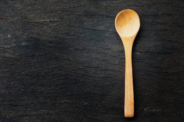 Siyah doku arka planında tahta kaşık