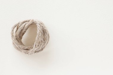 Beyaz arka planda bükülmüş beyaz ip 