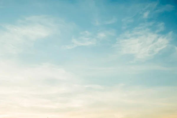 Yumuşak bulutlu gradyan pastel, soyut gökyüzü arkaplanı tatlı renkli.