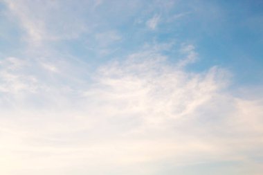 Yumuşak bulutlu gradyan pastel, soyut gökyüzü arkaplanı tatlı renkli.