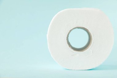 Mavi arkaplanda kağıt rulo dokular.