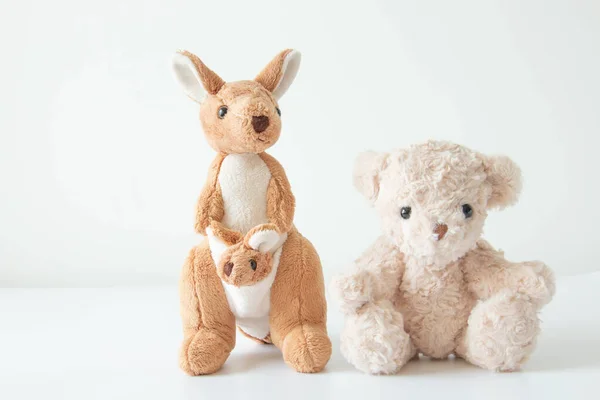 Sevimli küçük oyuncak ayı ve kanguru rahatlama ve mutlulukla çok mutlular..