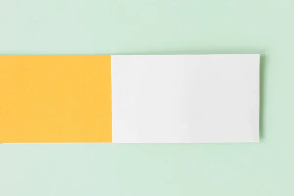 Burla Una Tarjeta Papel Blanco Sobre Fondo Pastel Diseño Creativo —  Fotos de Stock