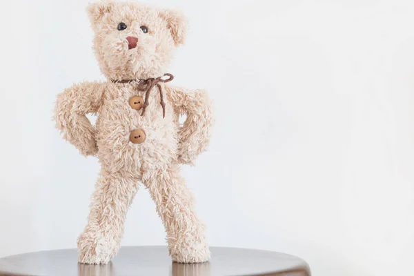 Der Niedliche Teddybär Dehnt Sich Und Macht Hause Balanceübungen Gesund — Stockfoto